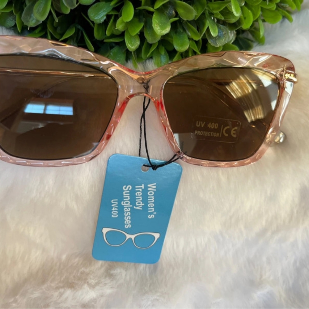 NWT women fashion pink acrylic etched sunglass